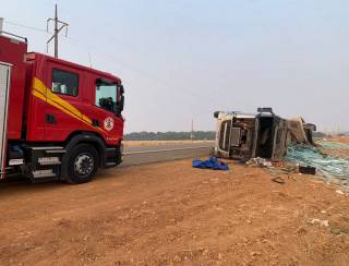 Em Primavera do Leste: Motorista perdeu controle de carreta na BR 070 e tombou em rodovia