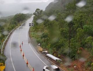 Chuva retorna e trânsito no Portão do Inferno é interrompido novamente