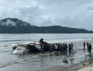 Avião com 5 pessoas explode e para na praia após ultrapassar pista do aeroporto