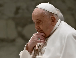 Papa Francisco tem leve melhora, mas segue em estado crítico, diz Vaticano