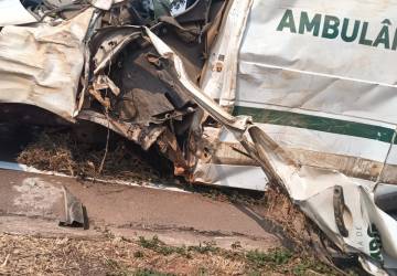 Ambulância que transportava pacientes de Campo Verde capota na BR-364