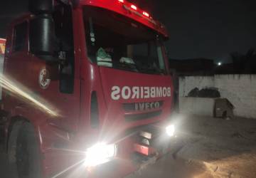 Corpo de Bombeiros combate incêndio em conjunto de quitinetes em Guarantã do Norte