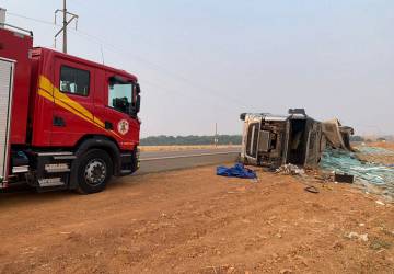 Em Primavera do Leste: Motorista perdeu controle de carreta na BR 070 e tombou em rodovia