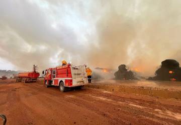 Incêndio de grandes proporções em indústria algodoeira em Sinop precisou da atuação dos bombeiros que realizaram a extinção