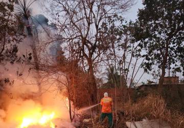 Bombeiros combatem incêndio em área de vegetação em loteamento