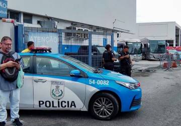 Criminosos sequestram 9 ônibus para fechar rua durante operação no Rio