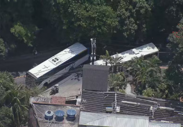 Criminosos sequestram 9 ônibus e usam como barricadas durante operação do Bope na Zona Oeste