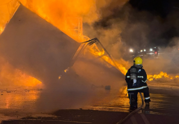 Carreta fica destruída após pegar fogo na W-11 e trânsito é interditado