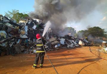 Corpo de Bombeiros combate incêndio em empresa de reciclagem