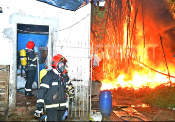 Incêndio destrói bambuzal e atinge casa em Rondonópolis