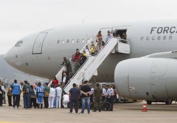 Décimo voo da FAB com 213 repatriados do Líbano chega a São Paulo