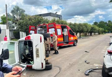 Corpo de Bombeiros socorre vítima de veículo tombado após acidente de trânsito