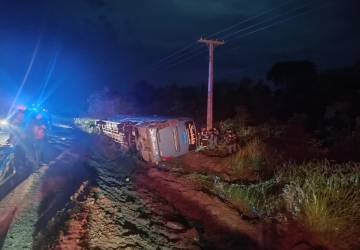 Acidente entre ônibus e caminhão deixa duas crianças mortas e 27 feridos em rodovia de MT