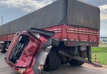 Carro é prensado entre carretas e motorista sobrevive a engavetamento em BR-163; vídeo