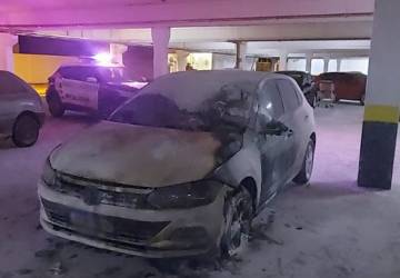 Homem ateia fogo em carro dentro de estacionamento de supermercado na Vila Aurora