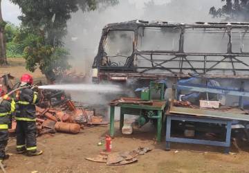 Em Campo Verde: Corpo de Bombeiros extingue incêndio em ônibus em Campo Verde