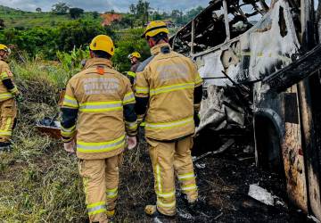 Polícia Civil de MG já identificou 16 vítimas de acidente na BR-116