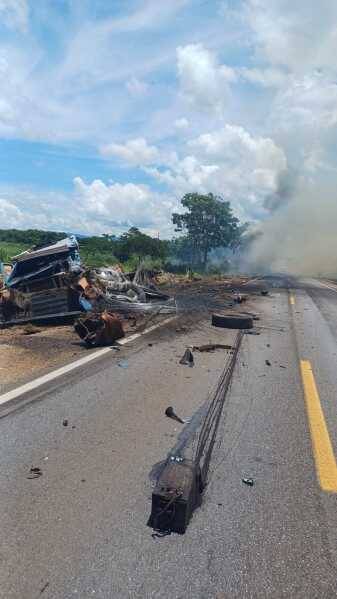 Motoristas morrem em batida entre carretas na BR-070