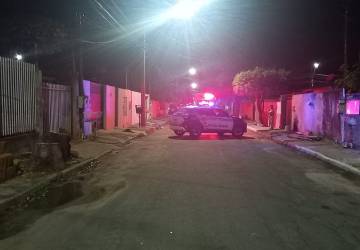 Homem é morto a tiros em frente residência; suspeitos fugiram