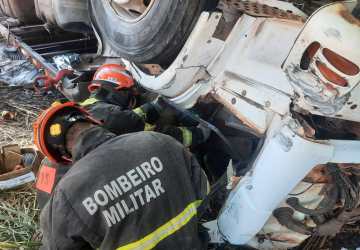 Bombeiros retiram vítima presa às ferragens de veículo após acidente na MT-320