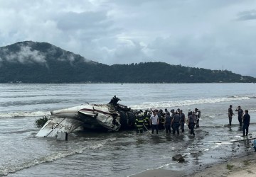 Avião com 5 pessoas explode e para na praia após ultrapassar pista do aeroporto