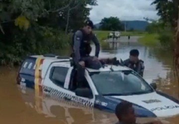 Vídeo: Carro da PM fica submerso ao tentar ajudar moradores ilhados após temporal em MT