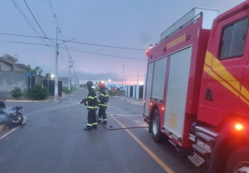 Motocicleta pega fogo após colisão em cruzamento