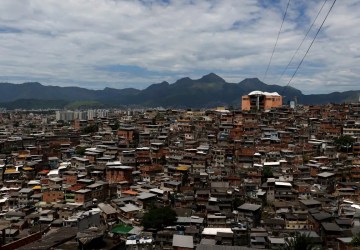 Polícia do Rio combate em dois morros caixinha de facção criminosa