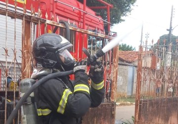 Casa pega fogo após criança acender isqueiro em cima da cama enquanto brincava em MT