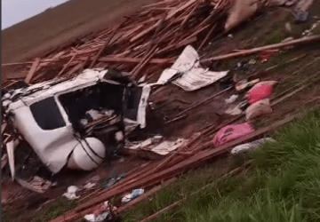 Motorista perde controle de caminhão e carga de madeira atinge cabine deixando casal em óbito na MT-244