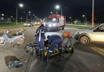 Bombeiros socorrem condutor de motocicleta após acidente na BR-070