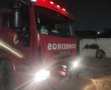 Corpo de Bombeiros combate incêndio em conjunto de quitinetes em Guarantã do Norte