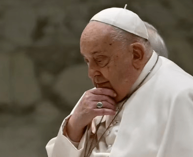 Papa Francisco tem leve melhora, mas segue em estado crítico, diz Vaticano