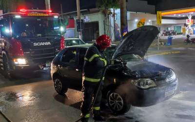 Carro pegou fogo em avenida de Primavera do Leste, bombeiros rapidamente combateram o incêndio