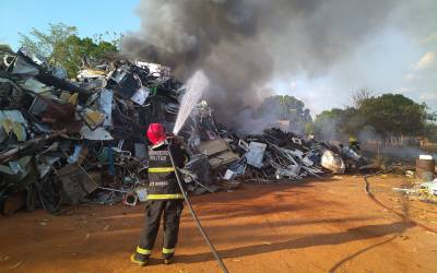 Corpo de Bombeiros combate incêndio em empresa de reciclagem