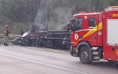 Motorista morre carbonizado após carreta tombar na Serra de São Vicente