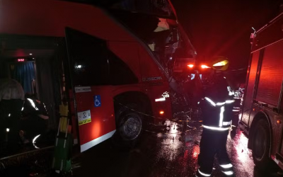 Motorista morre e 12 ficam feridos em batida entre ônibus e caminhão em rodovia de MT