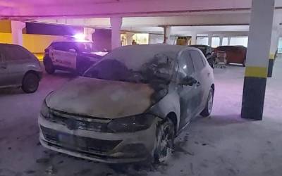 Homem ateia fogo em carro dentro de estacionamento de supermercado na Vila Aurora