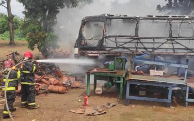 Em Campo Verde: Corpo de Bombeiros extingue incêndio em ônibus em Campo Verde