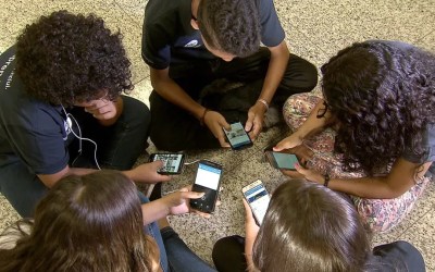 Câmara aprova projeto que restringe uso de celular em escolas