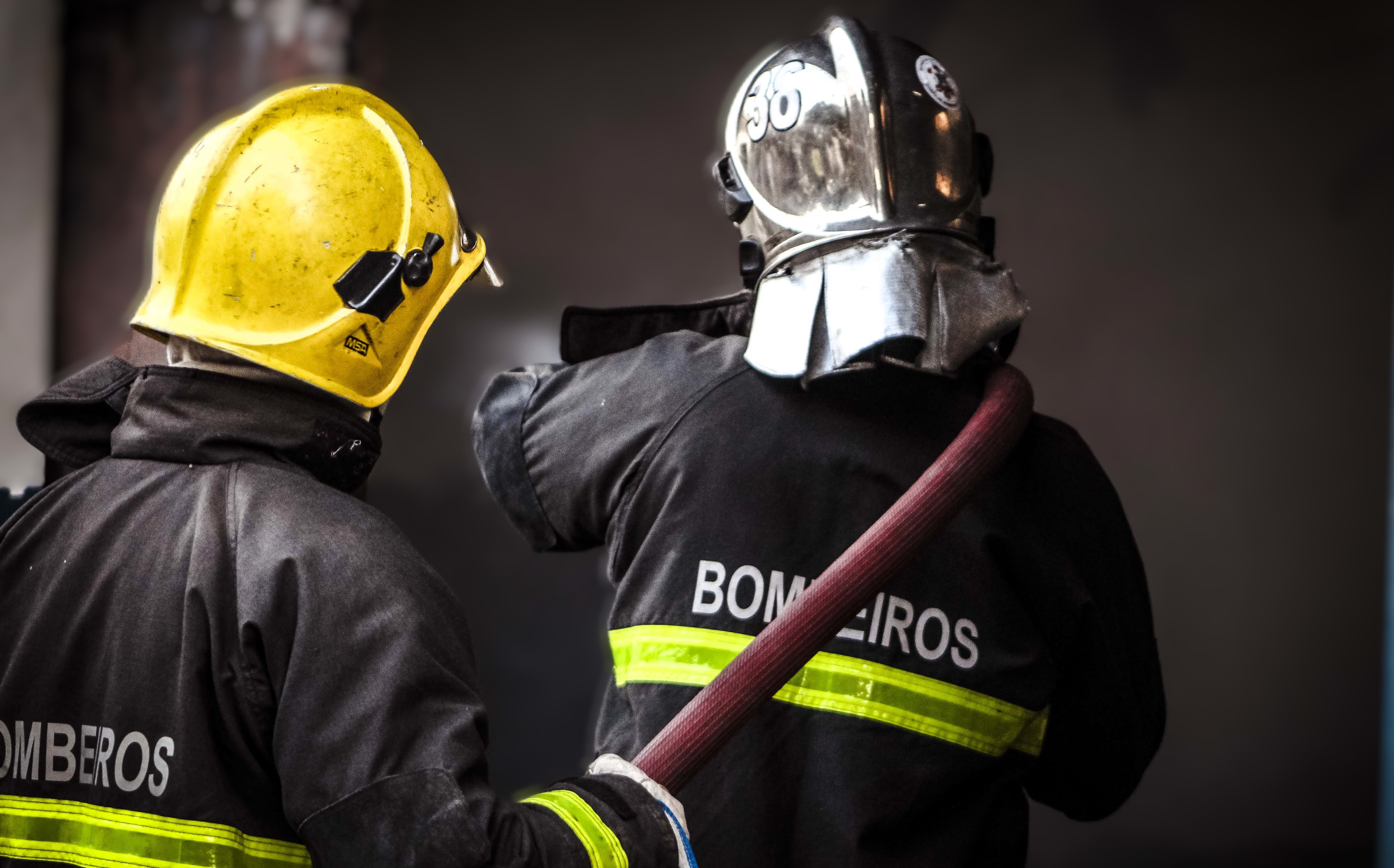 Corpo de Bombeiros combate incêndio em loja de autopeças em Cuiabá