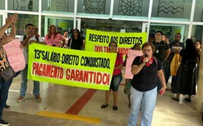 Servidores da Saúde protestam por falta de pagamento de 13° salário em MT