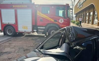 Bombeiros retiram vítima presa às ferragens de veículo após acidente em avenida da Capital