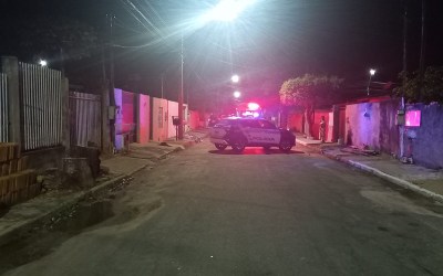 Homem é morto a tiros em frente residência; suspeitos fugiram