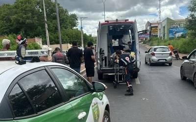 Motociclista fica em estado grave após acidente entre carro e moto; motorista fugiu sem prestar socorro