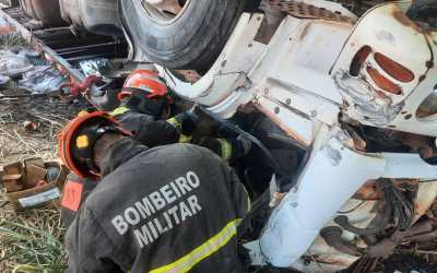 Bombeiros retiram vítima presa às ferragens de veículo após acidente na MT-320