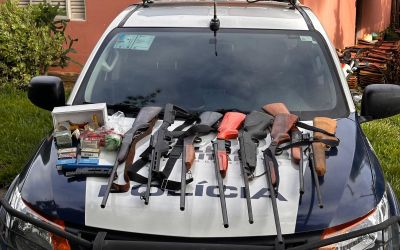 Suspeito de ameaças contra esposa é preso pela PM com arsenal de armas em Vera