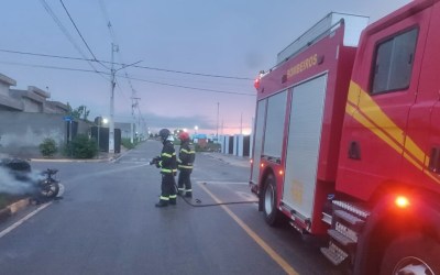 Motocicleta pega fogo após colisão em cruzamento