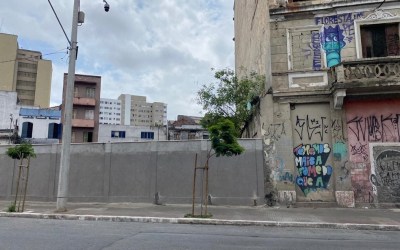 Prefeitura de SP constrói muro de 40 metros de extensão e confina Cracolândia