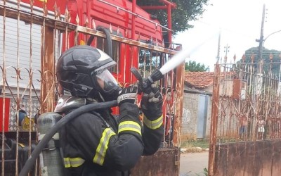 Casa pega fogo após criança acender isqueiro em cima da cama enquanto brincava em MT